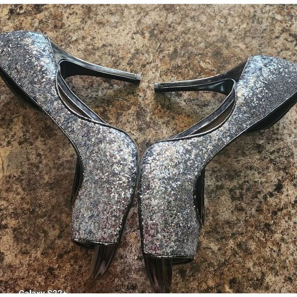 ɗ Fergie silver sparkly and black high heel pumps m - Picture 6 of 12